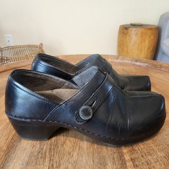 Dansko Solstice Black Leather Button Strap Clogs #9815020200 Women's 8.5 - 9 - Picture 1 of 12
